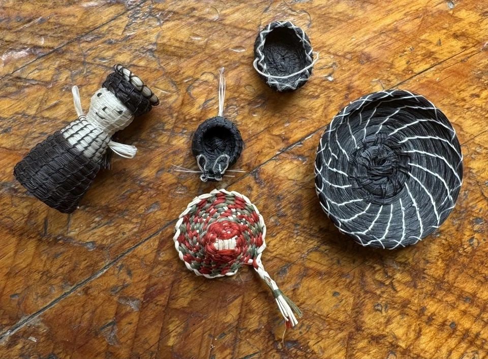 PAPAGO HORSE HAIR GROUP OF 5 MINIATURE BASKETS MOUSE, HAT, ECT.: 2 " Large Round... standing woman 1 5/8 " 5/8 " Mouse.. hat 1 1/8 " Throughout the 40 years that I have been in business, I have purchased jewelry from pawn shops throughout the Southwest that had col