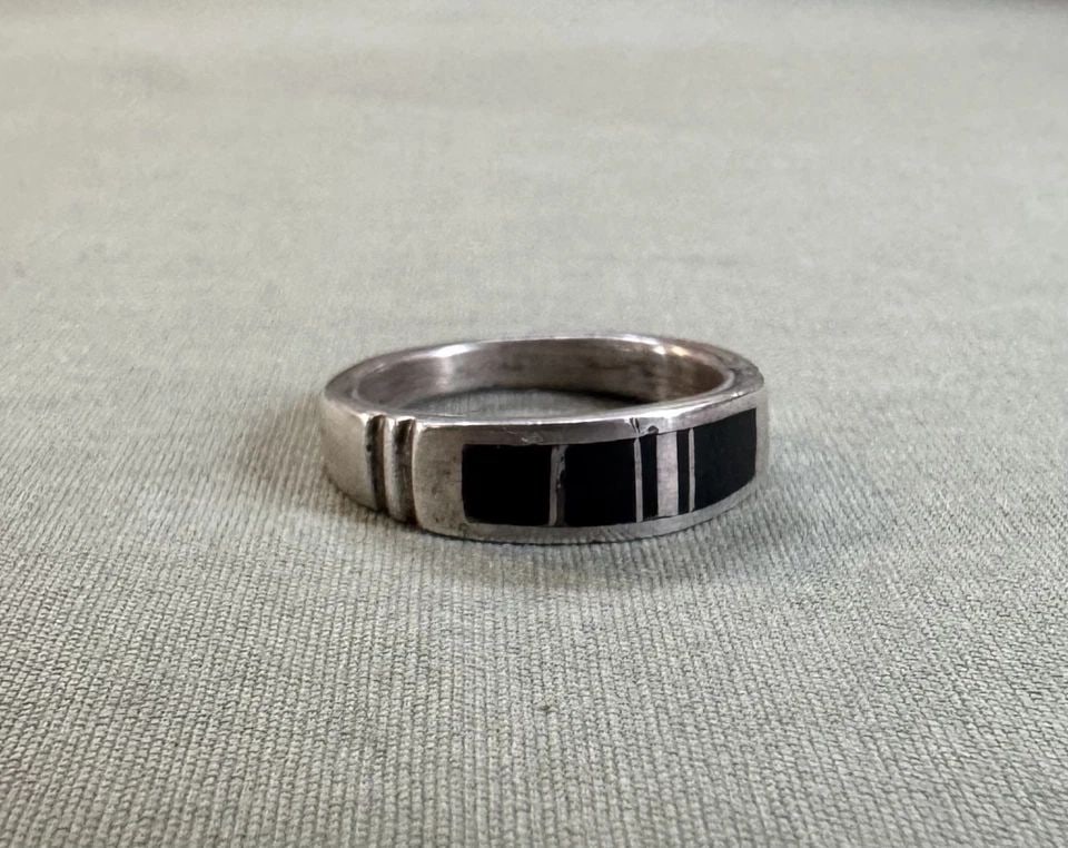 VINTAGE STERLING SILVER BLACK ONYX RING ..SIZE 6 3/4: VINTAGE STERLING SILVER BLACK ONYX RING ..SIZE 6 3/4 1/4" Wide ..4.6 Grams Throughout the 40 years that I have been in business, I have purchased jewelry from pawn shops throughout the Southwest that 