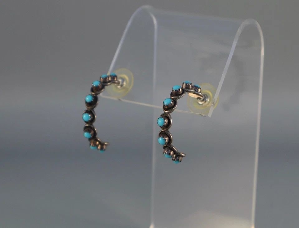 VINTAGE ZUNI STERLING SILVER AND TURQUOISE EARRINGS: VINTAGE ZUNI STERLING SILVER AND TURQUOISE EARRINGS Item Description: 1" Tall