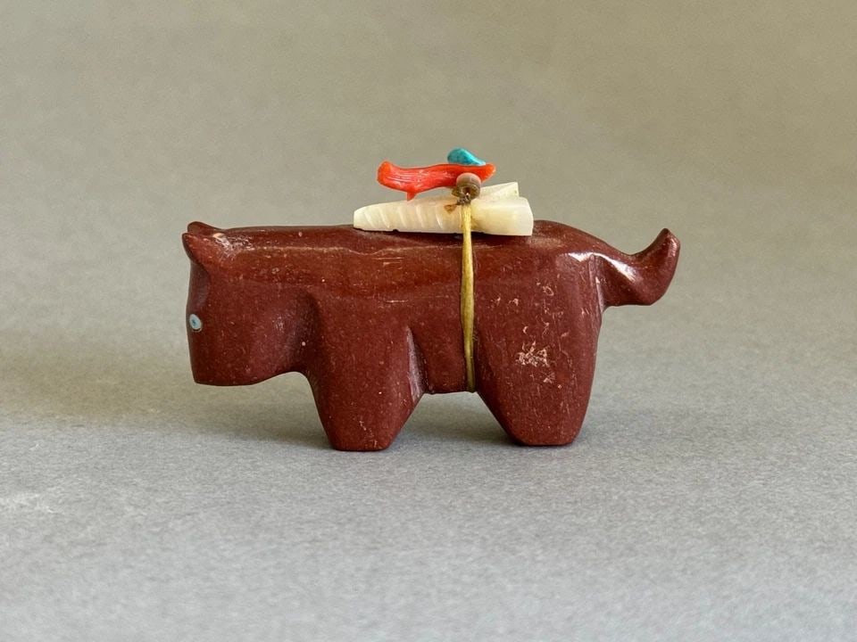 VINTAGE MOUNTAIN LION? ZUNI FETISH. PIPESTONE WITH OFFERING. (1 of 2)