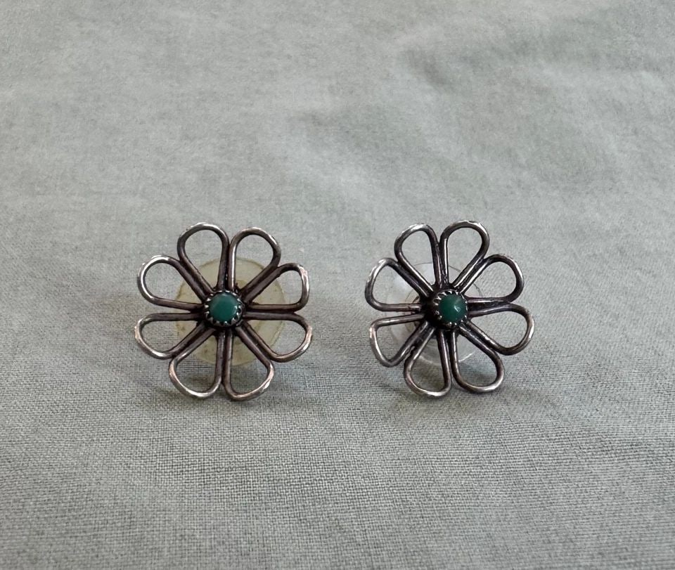OLD PAWN NAVAJO STERLING SILVER AND TURQUOISE EARRINGS 3/4" TALL: OLD PAWN NAVAJO STERLING SILVER AND TURQUOISE EARRINGS 3/4" TALL 3/4" Wide ..2.5 Grams Throughout the 40 years that I have been in business, I have purchased jewelry from pawn shops throughout the Sou