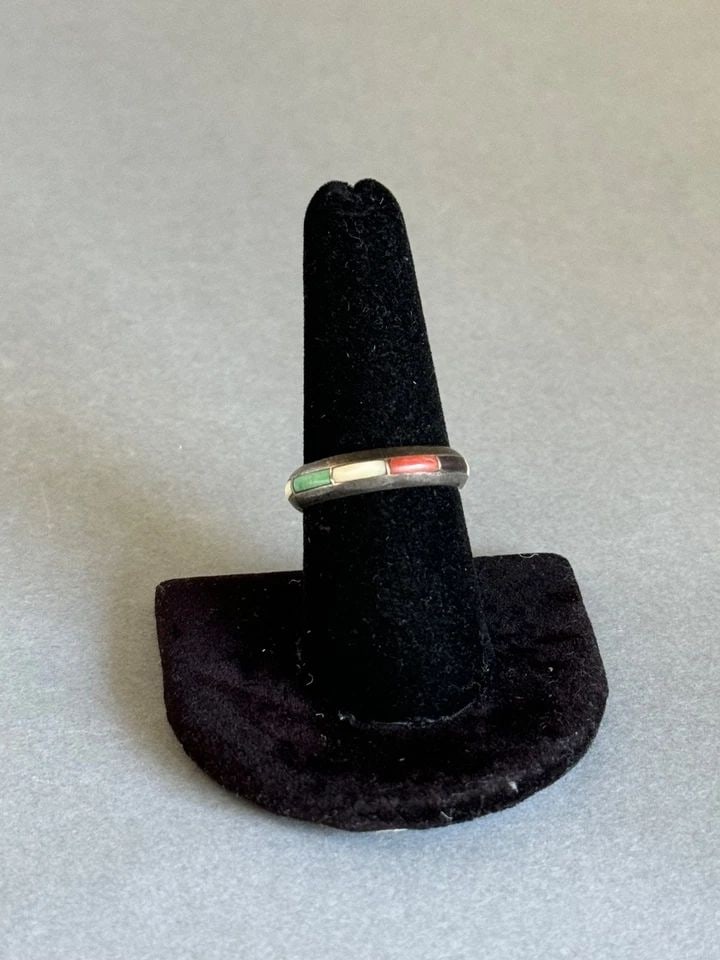 VINTAGE ZUNI STERLING SILVER STONE AND SHELL INLAID RING. SIZE 8 (1 of 2)