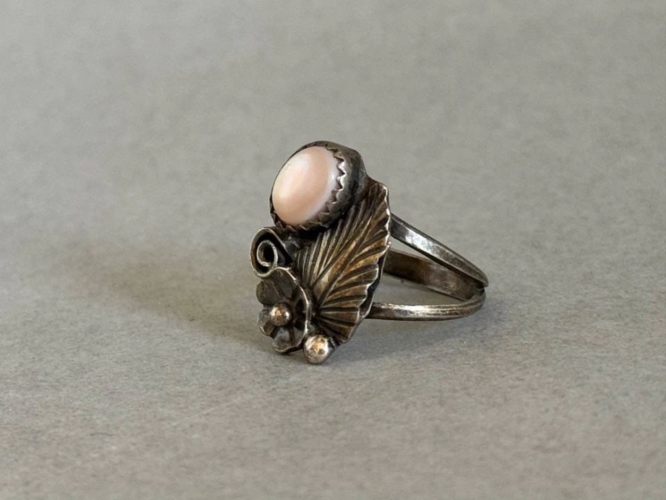 VINTAGE NAVAJO STERLING SILVER AND PINK MOTHER OF PEARL RING SIZE 7: VINTAGE NAVAJO STERLING SILVER AND PINK MOTHER OF PEARL RING SIZE 7 Vintage Navajo Sterling Silver with Flower and Feather and Pink Mother of Pearl Ring Size 7 ..3/4" Tall