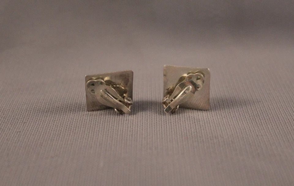 VINTAGE ZUNI SILVER EARRINGS INLAID STONES - ONYX TURQUOISE: VINTAGE ZUNI SILVER EARRINGS INLAID STONES - ONYX TURQUOISE Item Description: 5/8" w x 5/8" h P