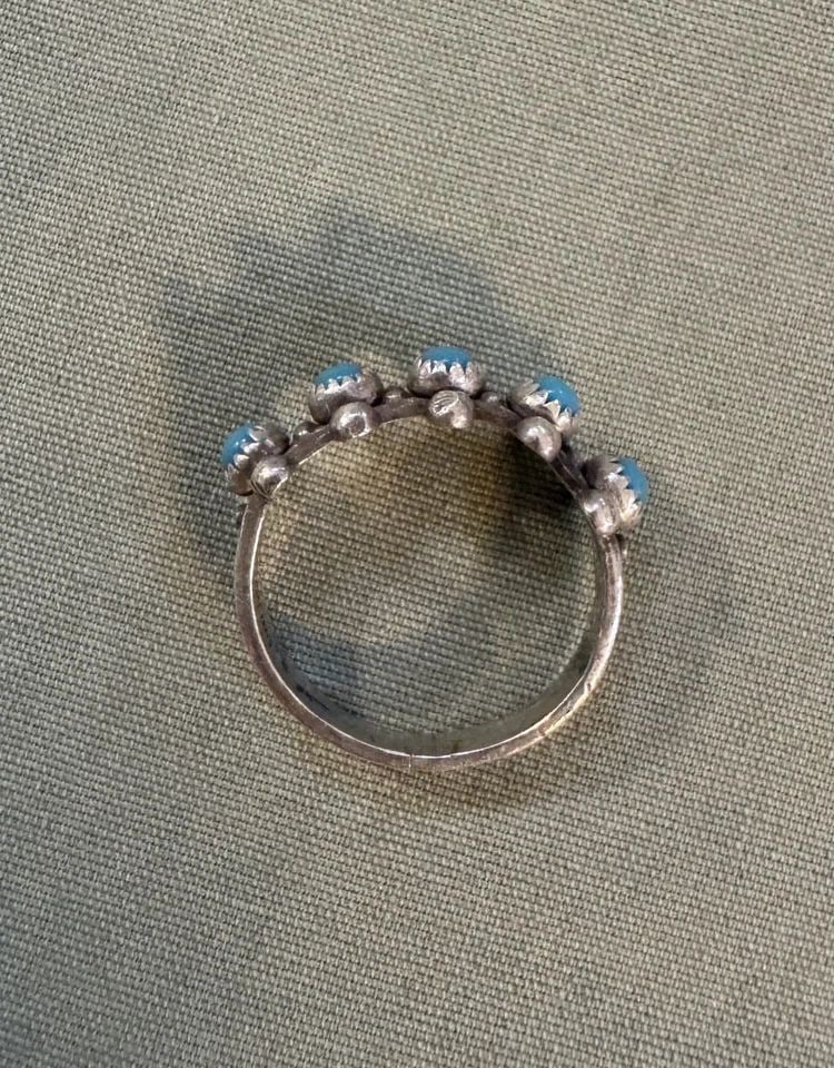 VINTAGE NAVAJO STERLING SILVER TURQUOISE RING SIZE 5 1/4: VINTAGE NAVAJO STERLING SILVER TURQUOISE RING SIZE 5 1/4 1/4" Wide 2.6 Grams Throughout the 40 years that I have been in business, I have purchased jewelry from pawn shops throughout the Southwest tha