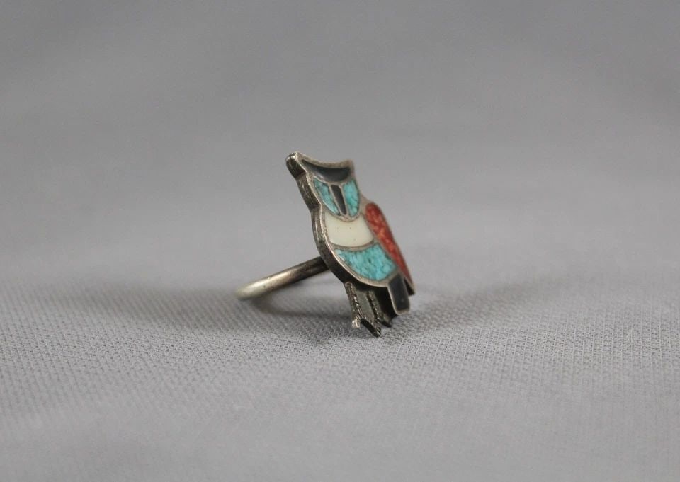 OLD PAWN NAVAJO INDIAN SILVER TURQUOISE CORAL ONYX INLAY RING - OWL - SZ 5.25: OLD PAWN NAVAJO INDIAN SILVER TURQUOISE CORAL ONYX INLAY RING - OWL - SZ 5.25 Item Description: This delightful Zuni owl silver ring has inlay of turquoise, coral, onyx and shell. The front of the rin