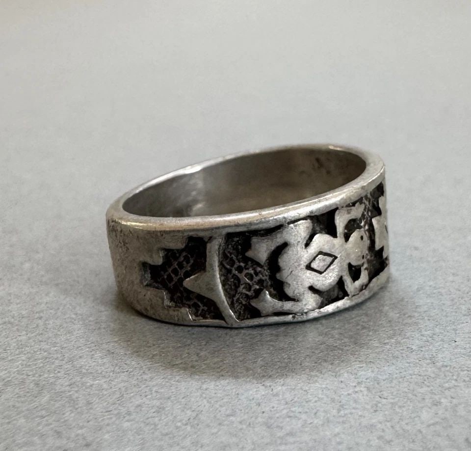VINTAGE NAVAJO STERLING SILVER FROG RING SIZE 5 1/4: 5/16 " Wide 4.3 Grams Throughout the 40 years that I have been in business, I have purchased jewelry from pawn shops throughout the Southwest that had collections of dead pawn. Most of these pawn shop
