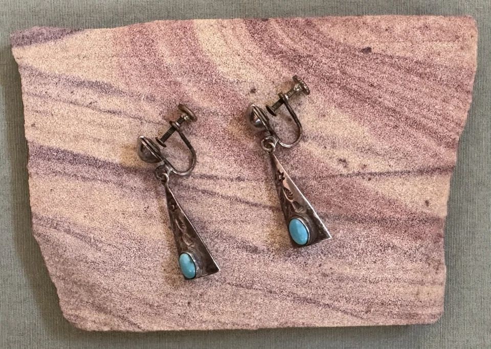 OLD PAWN NAVAJO STERLING SILVER AND TURQUOISE EARRINGS SCREW -ON: OLD PAWN NAVAJO STERLING SILVER AND TURQUOISE EARRINGS SCREW -ON 1 3/8" Drop x 1/2" Wide Throughout the 40 years that I have been in business, I have purchased jewelry from pawn shops throughout the S