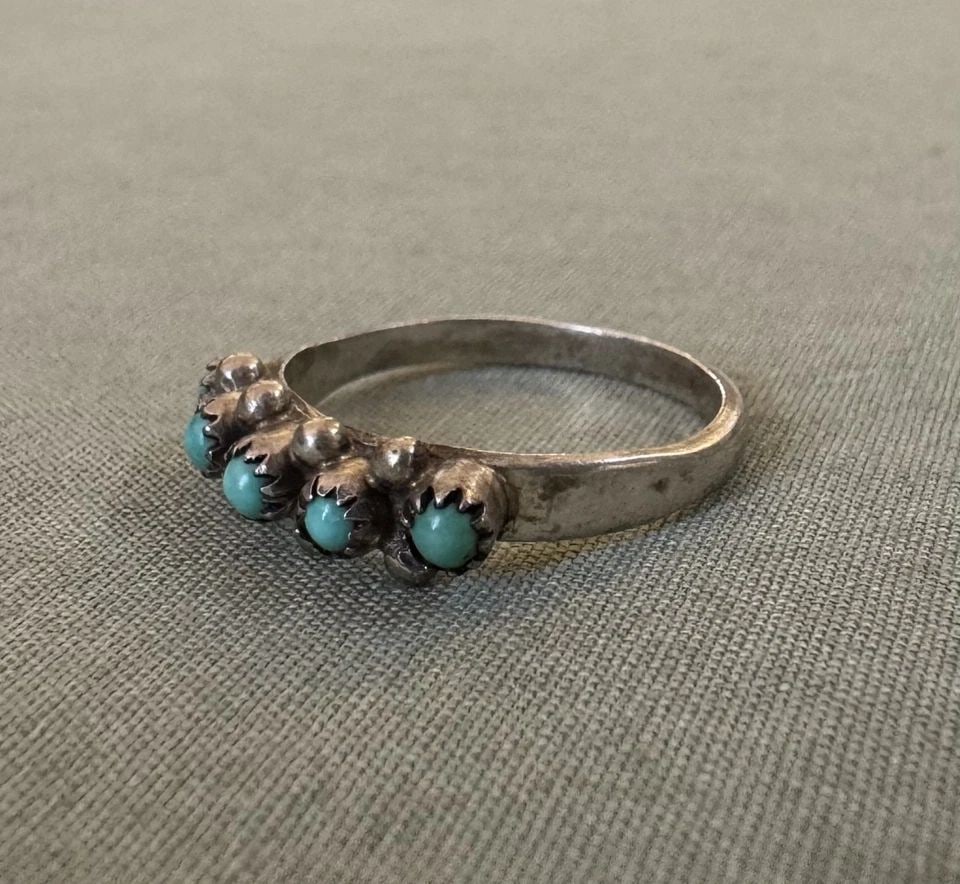 OLD PAWN ZUNI STERLING SILVER AND TURQUOISE RING SIZE 6 1/2: OLD PAWN ZUNI STERLING SILVER AND TURQUOISE RING SIZE 6 1/2 1/4 " wide ..2.22 Grams Throughout the 40 years that I have been in business, I have purchased jewelry from pawn shops throughout the Southw