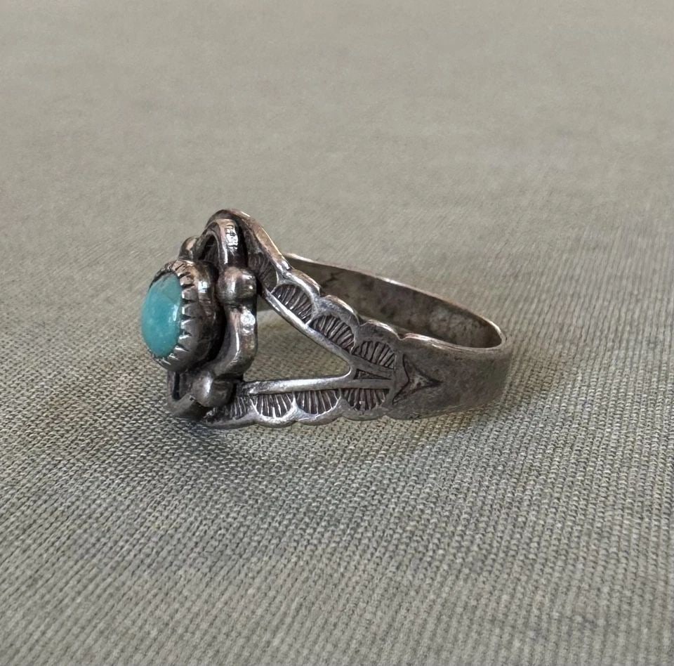 OLD PAWN NAVAJO STERLING SILVER AND TURQUOISE RING SIZE 4 1/4: OLD PAWN NAVAJO STERLING SILVER AND TURQUOISE RING SIZE 4 1/4 3/8 " Tall 2.7 Grams Throughout the 40 years that I have been in business, I have purchased jewelry from pawn shops throughout the Southwe