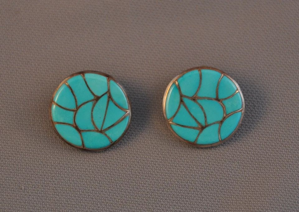 VINTAGE NAVAJO ROUND SILVER EARRINGS TURQUOISE CURVED INLAY - 7/8" - EMMA BONNEY: VINTAGE NAVAJO ROUND SILVER EARRINGS TURQUOISE CURVED INLAY - 7/8" - EMMA BONNEY Item Description: This pair of round earrings has been beautifully crafted with curved turquoise channel inlay. The ear