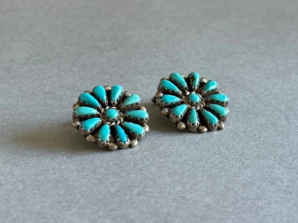 VINTAGE ZUNI STERLING SILVER WITH TURQUOISE FLOWER CLAMP ON EARRINGS. (1 of 2)