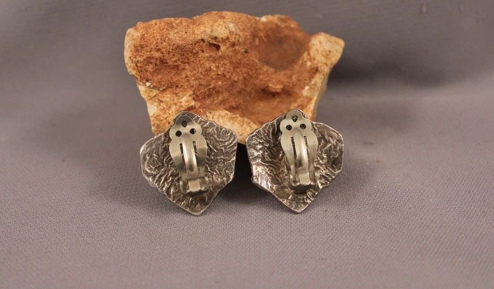 VINTAGE NAVAJO INDIAN SILVER EARRINGS - LIZARD DESIGN - CLASP BACKINGS: VINTAGE NAVAJO INDIAN SILVER EARRINGS - LIZARD DESIGN - CLASP BACKINGS Item Description: 1 1/8" h x 1" w