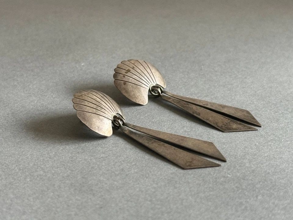 VINTAGE NAVAJO STERLING SILVER EARRINGS. 2 1/4 (1 of 2)