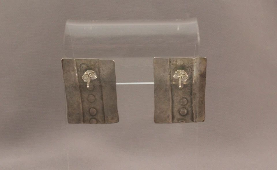 VINTAGE NAVAJO SILVER EARRINGS WITH BLACK JET (1 of 2)
