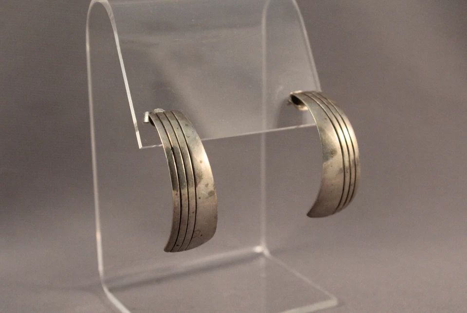 VINTAGE NAVAJO SILVER EARRINGS SIGNED H & V THOMPSON (1 of 2)