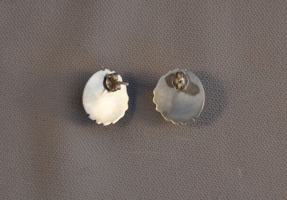 VINTAGE NAVAJO STERLING SILVER POST BUTTON EARRINGS - GREEN MALACHITE - 5/8" (1 of 2)
