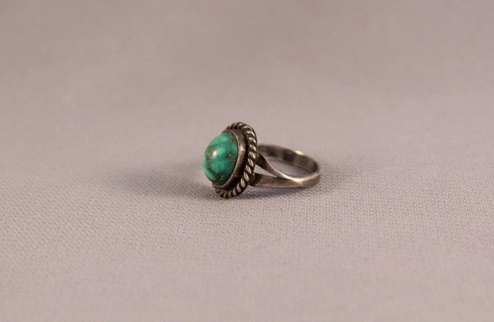 OLD PAWN NAVAJO STERLING SILVER AND TURQUOISE RING SIZE 7: OLD PAWN NAVAJO STERLING SILVER AND TURQUOISE RING SIZE 7 Item Description: 5/8" tall