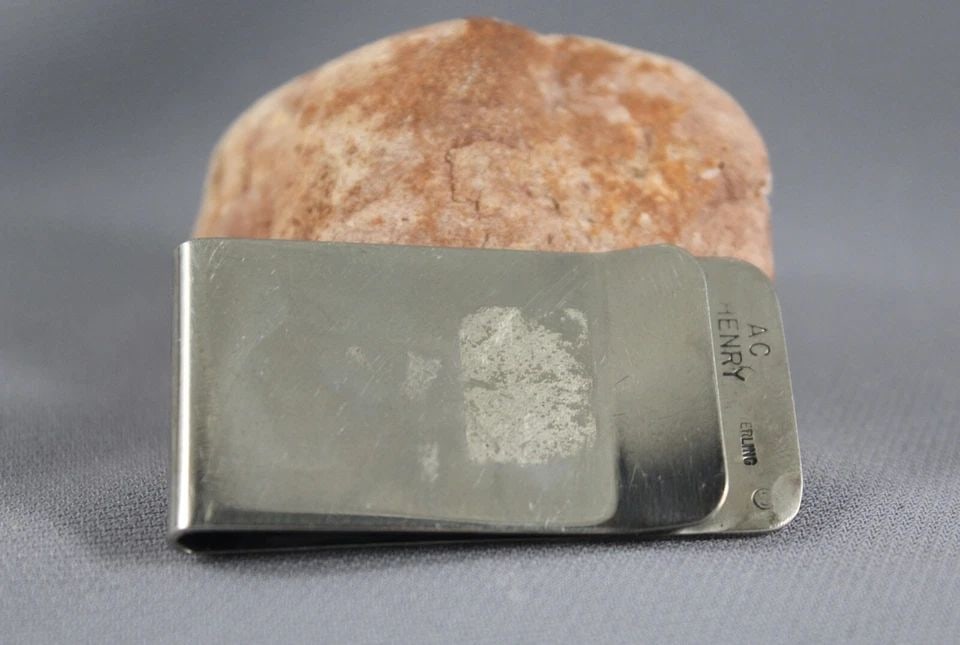 VINTAGE NAVAJO INDIAN STERLING SILVER MONEY CLIP - SIGNED AC HENRY: VINTAGE NAVAJO INDIAN STERLING SILVER MONEY CLIP - SIGNED AC HENRY Item Description: This vintage money clip was crafted by Navajo silversmith A. C. Henry. It has a sterling silver front with a Kokope