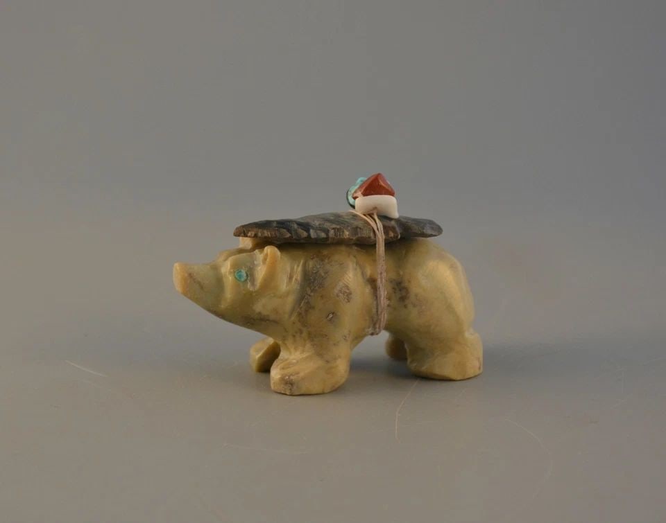 VINTAGE ZUNI INDIAN FETISH CARVING - MARBLE BEAR W ARROWHEAD BUNDLE TURQUOISE (1 of 2)