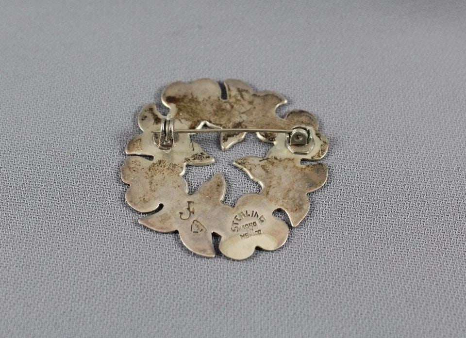 JERONIMO FUENTES - VTG MID CENTURY ENAMEL SILVER PIN - RED FLORAL WREATH - 1.5": JERONIMO FUENTES - VTG MID CENTURY ENAMEL SILVER PIN - RED FLORAL WREATH - 1.5" Item Description: Beautifully crafted vintage Mexico silver enamel pin. 1 1/2 " across.