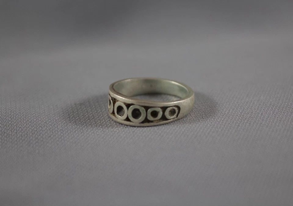 VINTAGE NAVAJO STERLING RING SIZE 7 3/4 (1 of 2)