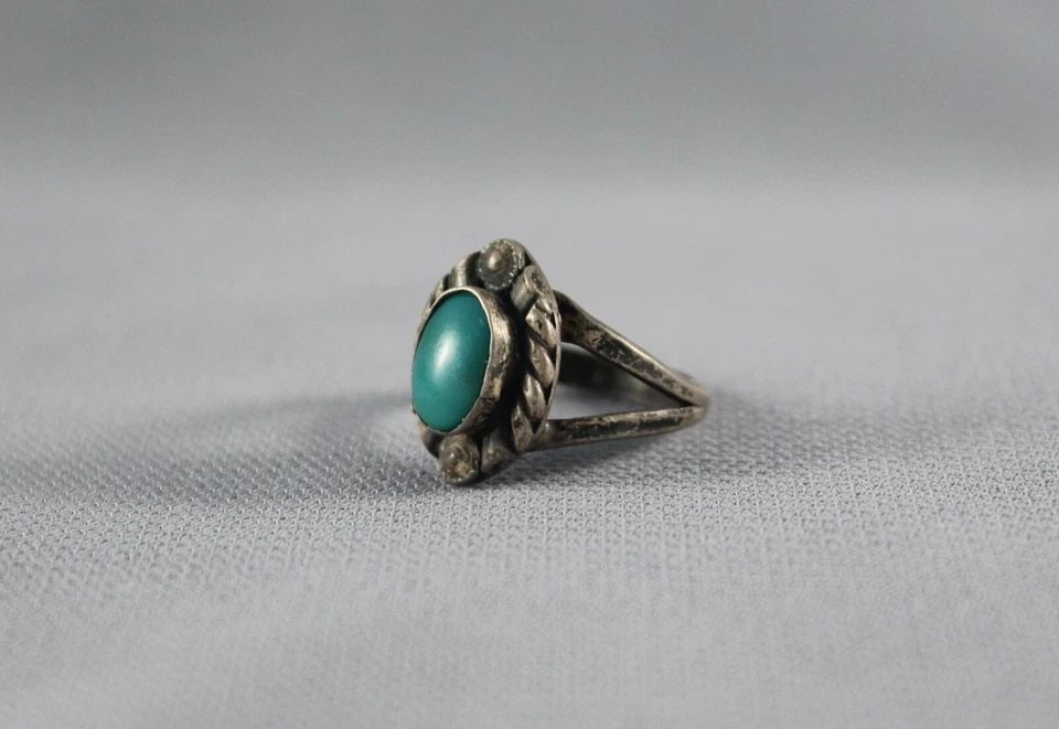 OLD PAWN NAVAJO STERLING SILVER AND TURQUOISE RING SIZE 4 3/4: OLD PAWN NAVAJO STERLING SILVER AND TURQUOISE RING SIZE 4 3/4 Item Description: 5/8” tall P