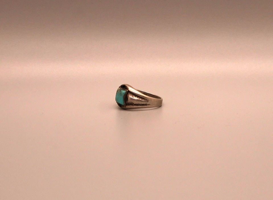 OLD PAWN NAVAJO STERLING AND TURQUOISE RING SIZE 6 1/2: OLD PAWN NAVAJO STERLING AND TURQUOISE RING SIZE 6 1/2 Item Description: 1/2 " Tall
