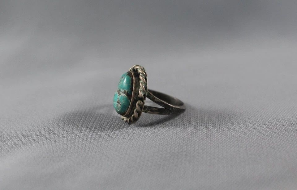 OLD PAWN NAVAJO STERLING SILVER AND TURQUOISE RING SIZE 7: OLD PAWN NAVAJO STERLING SILVER AND TURQUOISE RING SIZE 7 Item Description: 1/2” tall