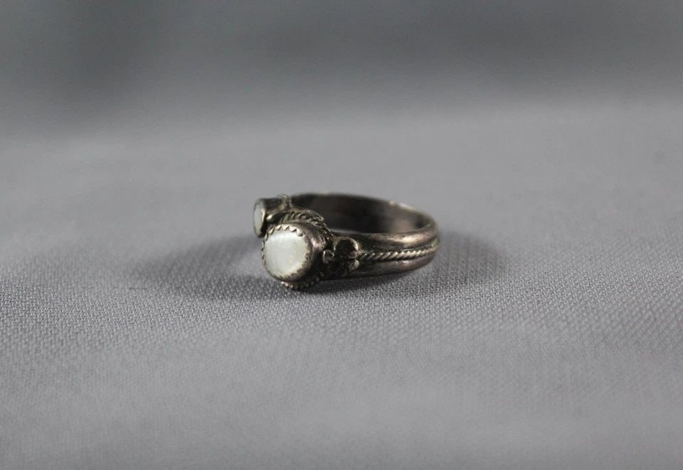 OLD PAWN NAVAJO SILVER AND SHELL RING SIZE 7: OLD PAWN NAVAJO SILVER AND SHELL RING SIZE 7 Item Description: 3/8” tall