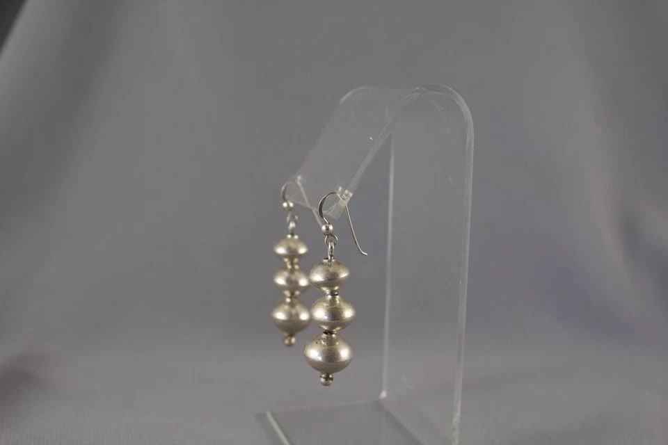 VINTAGE NAVAJO STERLING SILVER HANDMADE BENCH BEAD EARRINGS (1 of 2)