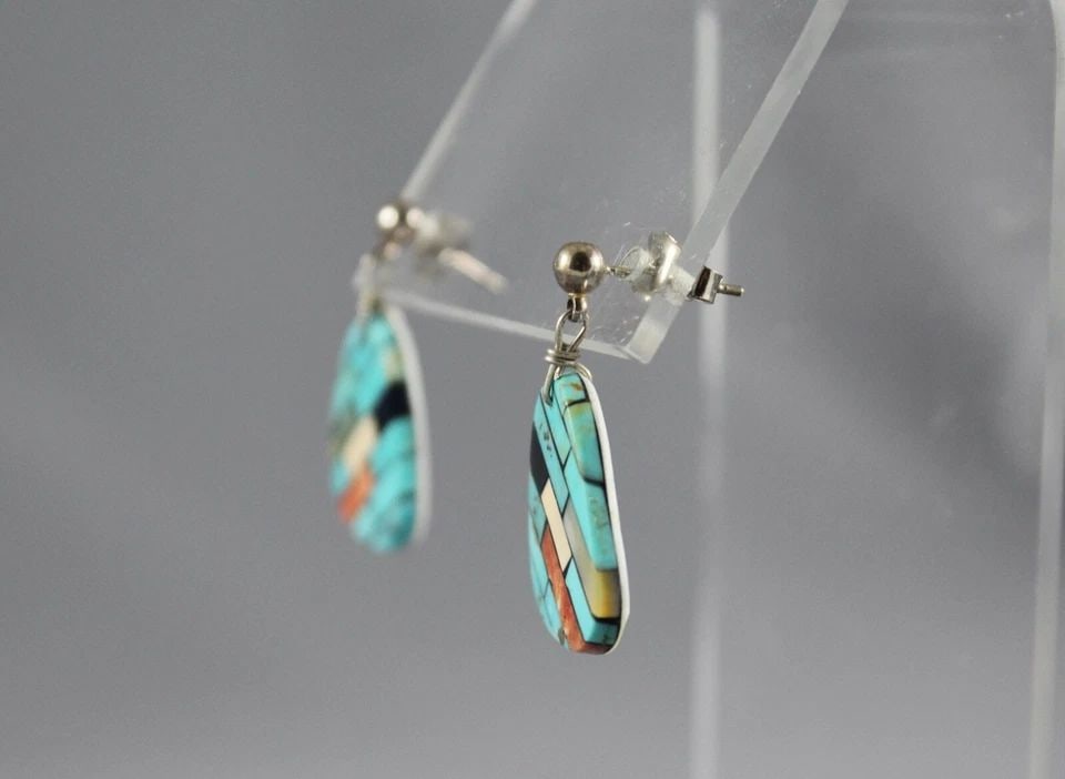 VINTAGE SANTO DOMINGO INLAID TURQUOISE AND SHELL EAR RINGS DANGLES: VINTAGE SANTO DOMINGO INLAID TURQUOISE AND SHELL EAR RINGS DANGLES Item Description: 1” length