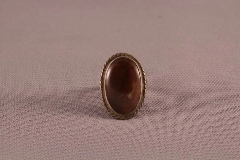 OLD PAWN NAVAJO STERLING SILVER AND AGATE RING SIZE 5: OLD PAWN NAVAJO STERLING SILVER AND AGATE RING SIZE 5 Item Description: 1" tall Great Vintage Navajo Ring Size 5