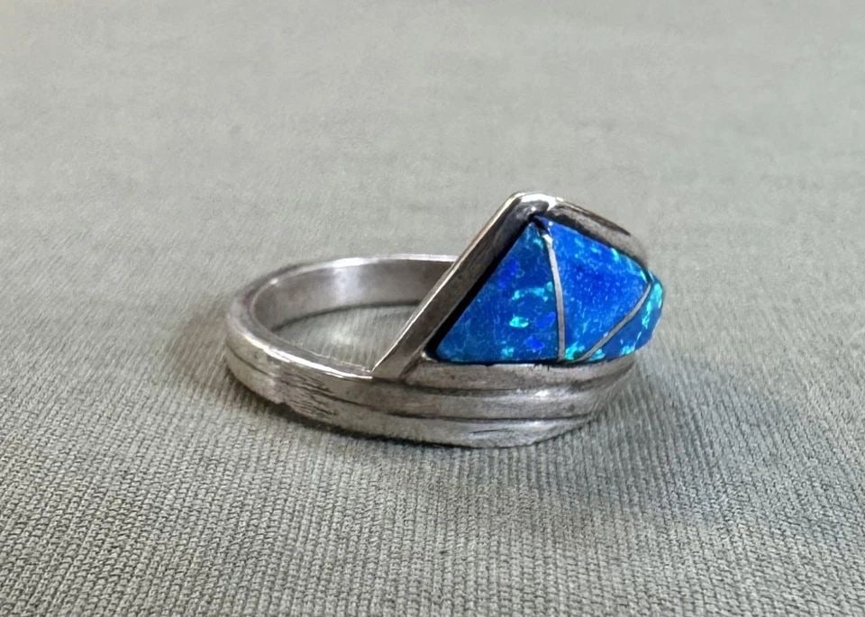 NEW ZUNI STERLING SILVER BLUE OPEL RING SIZE 7.. SIGNED: NEW ZUNI STERLING SILVER BLUE OPEL RING SIZE 7.. SIGNED 1/2" Wide Ring Size 7 .. 3.4 Grams Throughout the 40 years that I have been in business, I have purchased jewelry from pawn shops throughout the