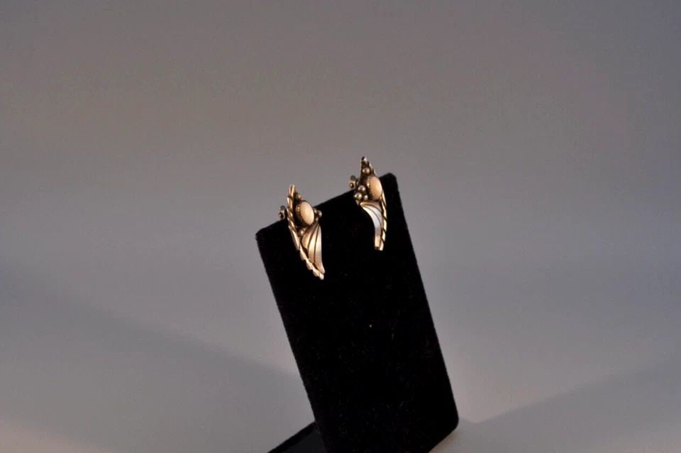 OLD PAWN NAVAJO STERLING SILVER EARRINGS SHELL SNAP ON CLAMPS (1 of 2)