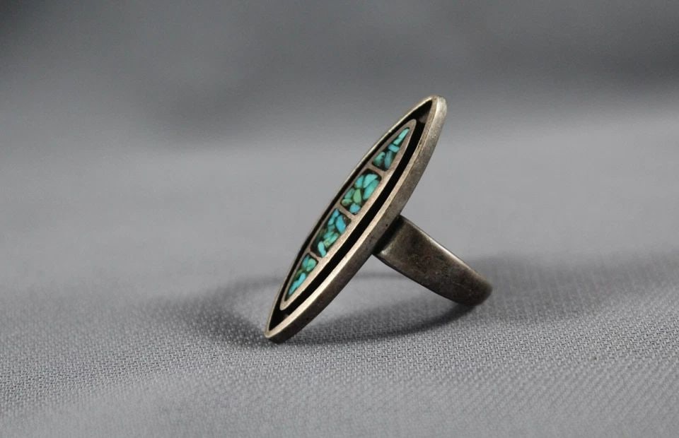 OLD PAWN NAVAJO STERLING SILVER AND TURQUOISE RING SIZE 7 1/4: OLD PAWN NAVAJO STERLING SILVER AND TURQUOISE RING SIZE 7 1/4 Item Description: 1 3/8” tall