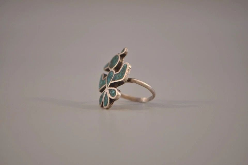 OLD PAWN NAVAJO STERLING SILVER RING - PUEBLO BIRD TURQUOISE INLAY - SZ 4: OLD PAWN NAVAJO STERLING SILVER RING - PUEBLO BIRD TURQUOISE INLAY - SZ 4 This old pawn Navajo sterling silver ring has been nicely handcrafted with a pueblo bird inlaid with turquoise. The front of t