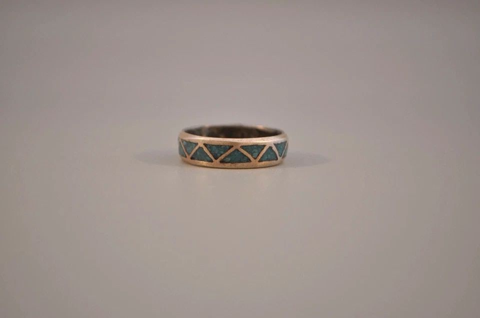 VINTAGE NAVAJO STERLING SILVER RING - TURQUOISE INLAY - SIZE 9: VINTAGE NAVAJO STERLING SILVER RING - TURQUOISE INLAY - SIZE 9 This vintage Navajo silver wedding band ring has turquoise chip inlay. The band is 1/4" wide. The ring size is 9. This ring weighs 3.45 g
