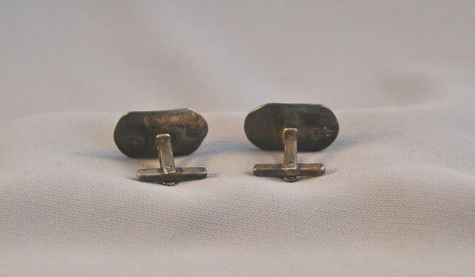 VINTAGE TAXCO MEXICO 925 SILVER CUFFLINKS - LJD: VINTAGE TAXCO MEXICO 925 SILVER CUFFLINKS - LJD Item Description: This pair of vintage sterling silver cufflinks are marked Taxco 925 and Hecho en Mexico. And, the intials of the artist, LJD are on on