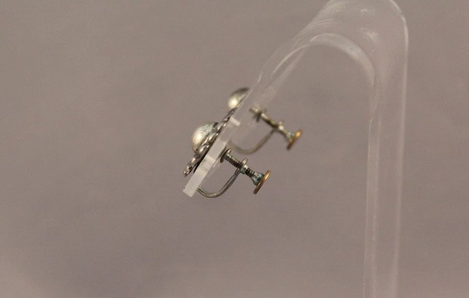 OLD PAWN NAVAJO SILVER EARRINGS OLD SCREW BACKS (1 of 2)