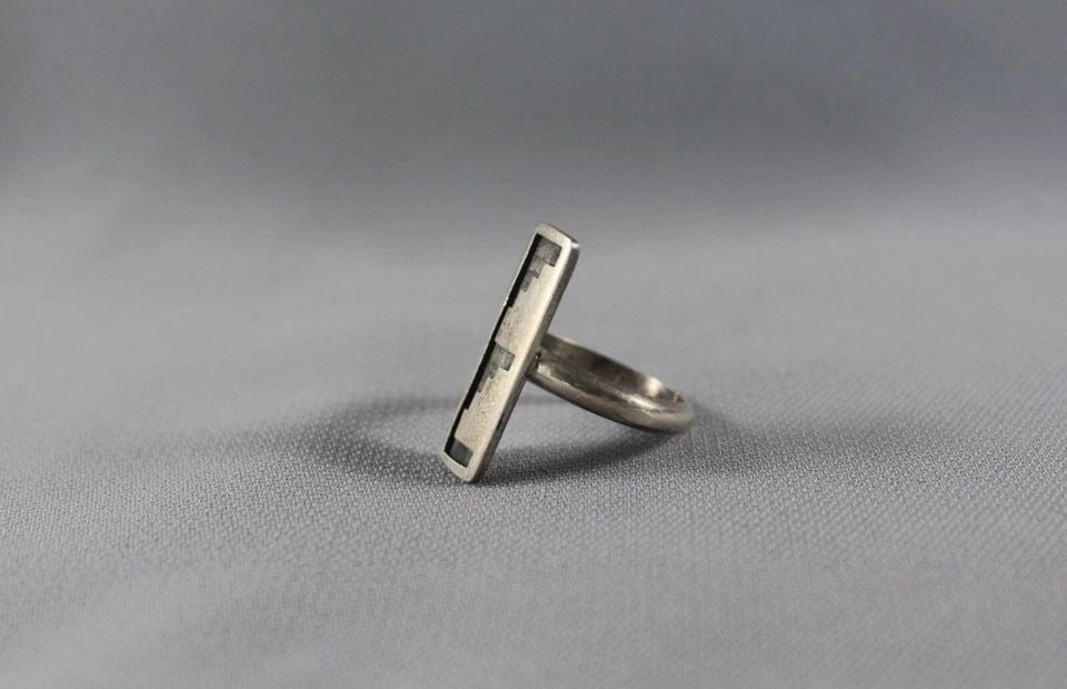 VINTAGE SILVER OVERLAY HOPI RING SIZE 6 1/4: VINTAGE SILVER OVERLAY HOPI RING SIZE 6 1/4 Item Description: 1” tall