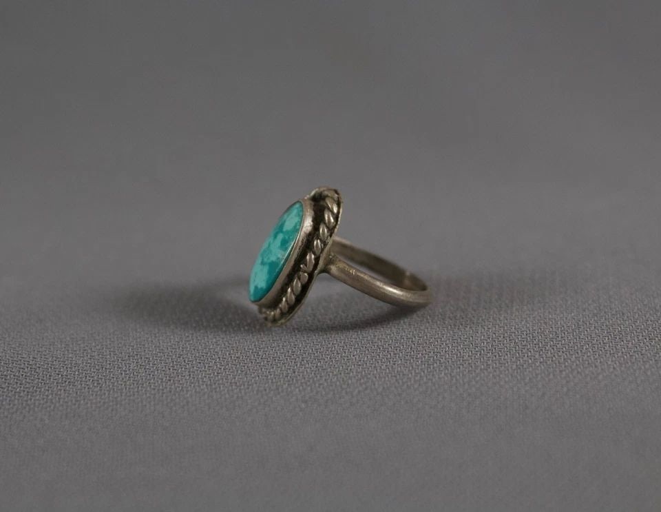 OLD PAWN NAVAJO STERLING SILVER AND TURQUOISE RING SIZE 2 1/8 (1 of 2)