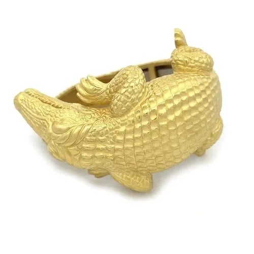 KEISELSTEIN-CORD ALLIGATOR 18K YELLOW GOLD LARGE 3D KICK CUFF BRACELET: KEISELSTEIN-CORD ALLIGATOR 18K YELLOW GOLD LARGE 3D KICK CUFF BRACELET This authentic Barry Kieselstein-Cord bracelet is finely crafted from 18k yellow gold featuring an intricate and detailed 3D scul