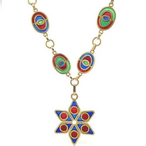 ESTATE 18K YELLOW GOLD MULTI-COLOR ENAMEL STAR PENDANT OVAL LINK NECKLACE: ESTATE 18K YELLOW GOLD MULTI-COLOR ENAMEL STAR PENDANT OVAL LINK NECKLACE This gorgeous vintage necklace is crafted from 18k yellow gold featuring oval motifs with round and oval link chain, each oval