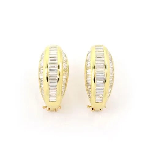 18K YELLOW GOLD 8 CARATS BAGUETTE DIAMOND WIDE CURVED HUGGIE EARRINGS: 18K YELLOW GOLD 8 CARATS BAGUETTE DIAMOND WIDE CURVED HUGGIE EARRINGS 18k Yellow Gold 8 Carats Baguette Diamond Wide Curved Huggie Earrings Description This lovely pair of earrings are crafted from 18