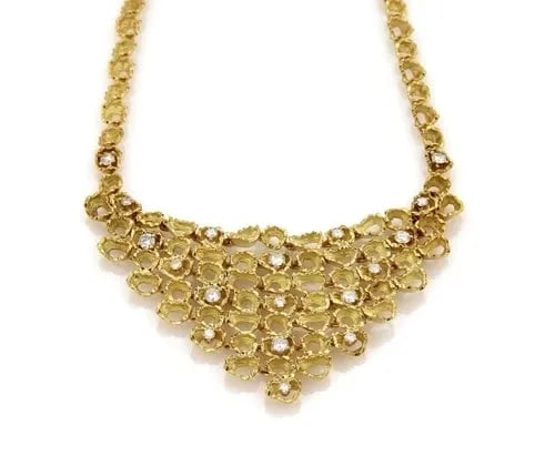 DIAMOND GOLD BIB NECKLACE 2.85CT 18K YELLOW TEXTURED FANCY STYLE: DIAMOND GOLD BIB NECKLACE 2.85CT 18K YELLOW TEXTURED FANCY STYLE This stunning gold necklace features a textured bib centerpiece with prong set diamonds scattered around the open style round links whi