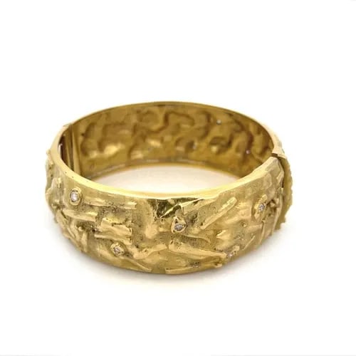ESTATE EMBOSSED TEXTURED BRACELET DIAMOND 18K YELLOW GOLD WIDE HINGE: ESTATE EMBOSSED TEXTURED BRACELET DIAMOND 18K YELLOW GOLD WIDE HINGE Estate Diamond 18k Yellow Gold Embossed Textured Wide Hinge Bracelet Description This lovely 21mm wide hinge bracelet is crafted fr
