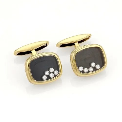 CHOPARD CUFFLINKS HAPPY DIAMOND 18K YELLOW GOLD RECTANGULAR SHAPE: CHOPARD CUFFLINKS HAPPY DIAMOND 18K YELLOW GOLD RECTANGULAR SHAPE The Chopard Cufflinks Happy Diamond in 18k Yellow Gold feature a rectangular shape and are adorned with a white/colorless diamond in r