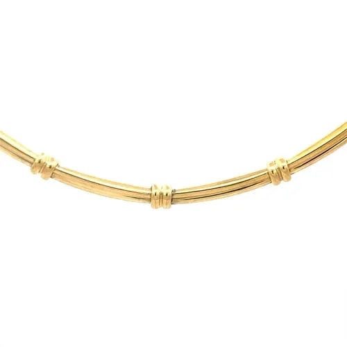 TIFFANY & CO. GOLD COLLAR NECKLACE 18K YELLOW GROOVED NECKLACE: TIFFANY & CO. GOLD COLLAR NECKLACE 18K YELLOW GROOVED NECKLACE The Tiffany & Co. gold collar necklace is a stunning piece of fine jewelry crafted from 18k yellow gold. With a slide closure and grooved