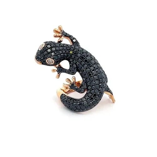 STUNNING 5CT BLACK DIAMONDS 18K ROSE GOLD 3D LIZARD RING SIZE 7: STUNNING 5CT BLACK DIAMONDS 18K ROSE GOLD 3D LIZARD RING SIZE 7 This is a large eye-catching long finger ring, it is crafted from 18k rose gold featuring a full-length lizard with its body in a curved